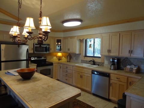 Cottage, 3 Bedrooms | Private kitchen | Fridge, oven, coffee/tea maker, toaster