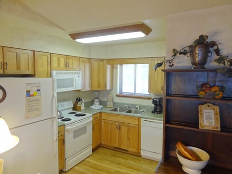 Cottage, 2 Bedrooms | Private kitchen | Fridge, oven, toaster