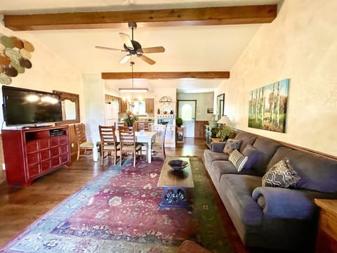 Home Decor, Furniture, Indoors, Living Room, Screen