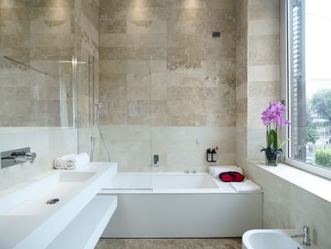 Deluxe Double or Twin Room | Bathroom | Rainfall showerhead, free toiletries, hair dryer, slippers