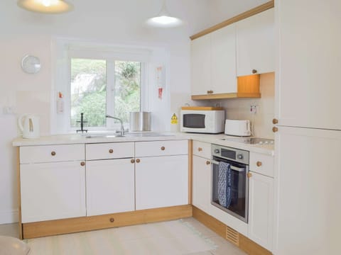 Open plan living space | Cliff Cottage - Sunray and Cliff, Dale, near Haverfordwest