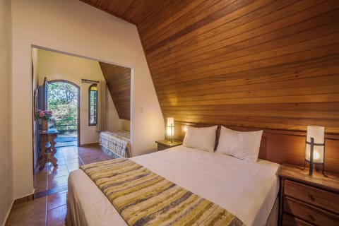 Chalet (Suiço) | Minibar, in-room safe, desk, free cribs/infant beds