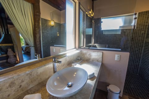 Villa (Atibainha) | Bathroom | Shower, free toiletries, hair dryer, towels