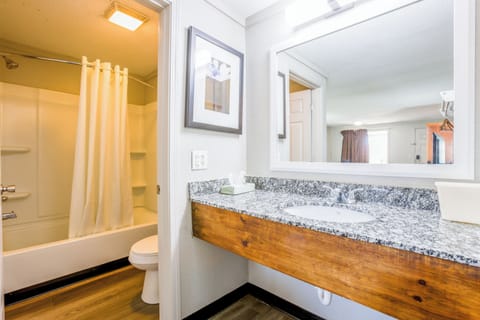 Standard Room, 1 King Bed, Non Smoking | Bathroom | Combined shower/tub, towels, soap, shampoo