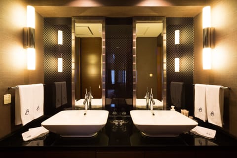 Luxury Suite, Non Smoking (Hollywood Twin, 84㎡) | Bathroom | Separate tub and shower, deep soaking tub, rainfall showerhead