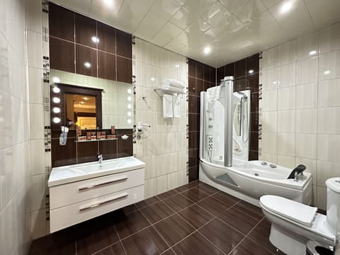 Executive Suite, Bathtub | Bathroom | Shower, hydromassage showerhead, hair dryer, slippers