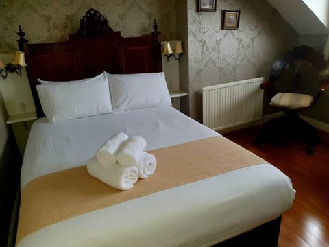Family Double or Twin Room | Desk, iron/ironing board, free WiFi, bed sheets