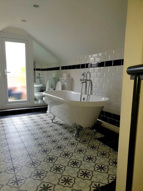 Deluxe Room | Bathroom | Free toiletries, hair dryer, towels