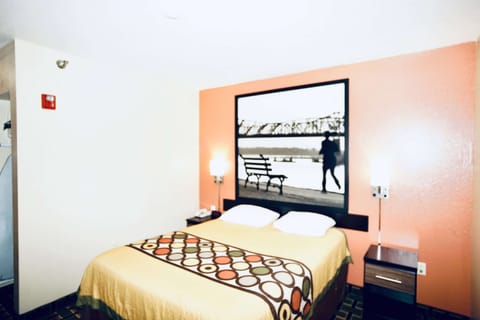 Room, 1 Queen Bed, Non Smoking | Iron/ironing board, rollaway beds, free WiFi, bed sheets