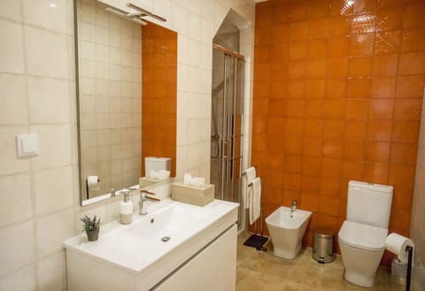 Basic Double Room, 1 Double Bed | Bathroom | Shower, rainfall showerhead, hair dryer, towels