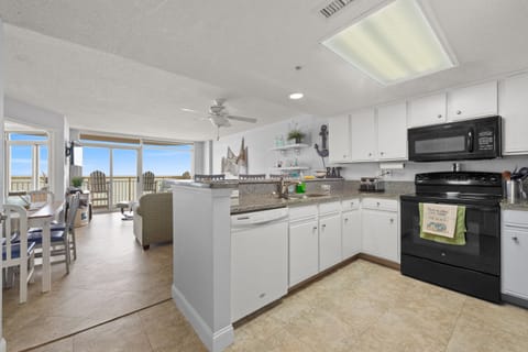 Deluxe Condo, 3 Bedrooms, Balcony, Oceanfront (605) | Private kitchen | Full-size fridge, oven, cookware/dishes/utensils