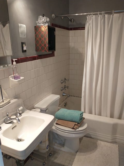 Apartment A: Retro Hipster | Bathroom | Free toiletries, hair dryer, towels, toilet paper