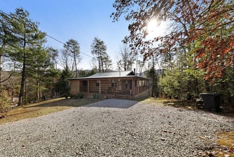 Exterior Photo of the front of the cabin and parking space.