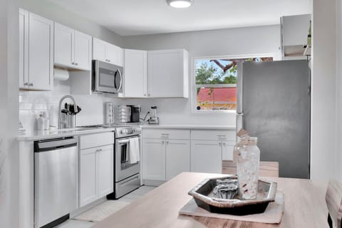 Family Villa | Private kitchen | Full-size fridge, microwave, oven, stovetop