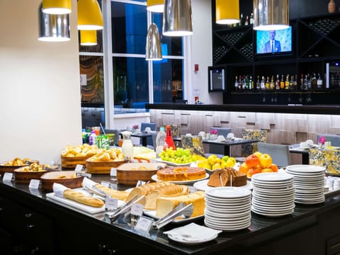 Daily continental breakfast (BRL 60 per person)
