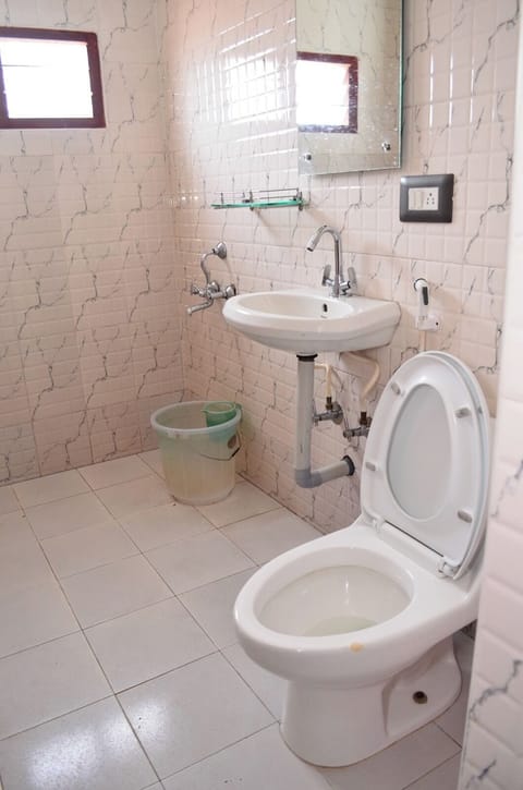 Standard Double Room | Bathroom