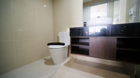 Apartment | Bathroom | Shower, free toiletries, towels