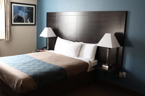 Standard Room, 1 Queen Bed, Non Smoking | Premium bedding, pillowtop beds, desk, soundproofing