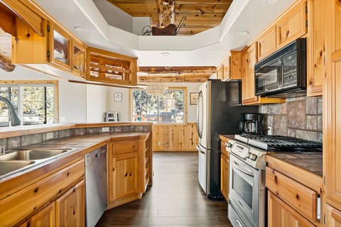 Cabin, Multiple Beds, Hot Tub, Mountain View | Private kitchen | Fridge, microwave, oven, stovetop