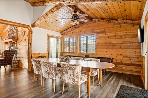 Cabin, Multiple Beds, Hot Tub, Mountain View | Dining