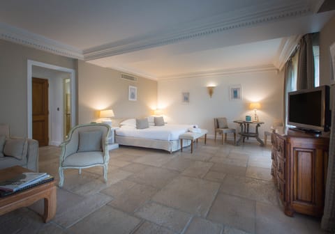 Minibar, in-room safe, desk, soundproofing