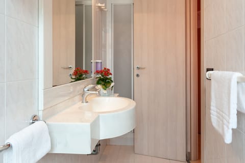 Single Room | Bathroom | Shower, free toiletries, hair dryer, bidet