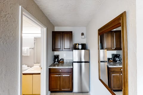 Room (Studio, King Bed, Partial Ocean View) | Private kitchen | Microwave, coffee/tea maker