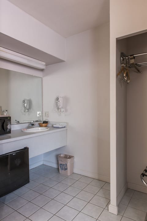 Combined shower/tub, free toiletries, hair dryer, towels