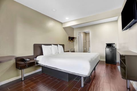 Standard Room, 1 King Bed, Non Smoking | Desk, blackout drapes, iron/ironing board, free WiFi