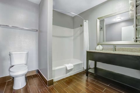 Combined shower/tub, free toiletries, hair dryer, towels