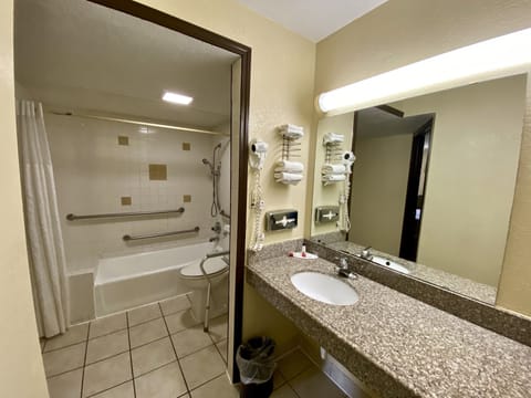 Room, 1 King Bed, Accessible, Non Smoking (Mobility Accessible) | Bathroom | Separate tub and shower, hair dryer, towels