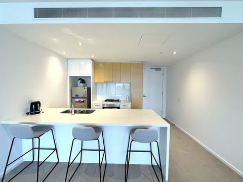 City Apartment | Private kitchen | Full-size fridge, microwave, oven, stovetop