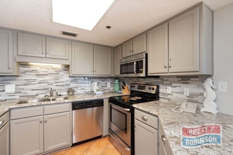 Condo, 1 Bedroom | Private kitchen | Fridge, oven, coffee/tea maker