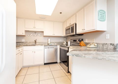 Condo, 1 Bedroom | Private kitchen | Fridge, oven, coffee/tea maker