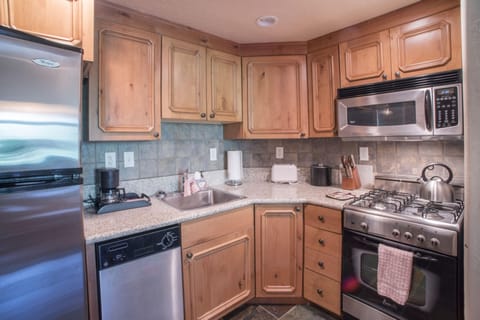 Condo, 1 Bedroom | Private kitchen