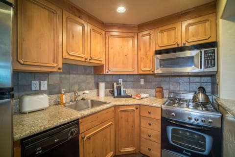 Condo, 3 Bedrooms | Private kitchen