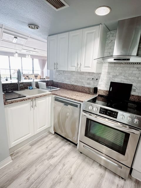 Superior Condo, 3 Bedrooms, Non Smoking, Ocean View | Private kitchen | Full-size fridge, microwave, oven, stovetop