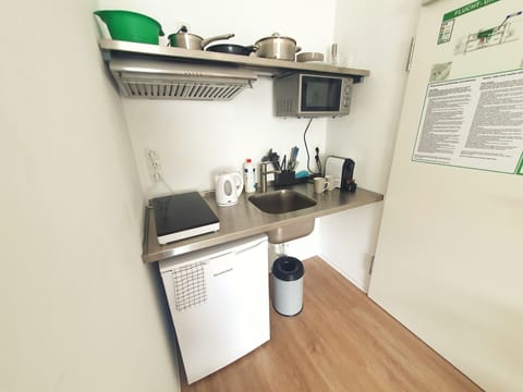 Double Room | Private kitchenette | Fridge, microwave, stovetop, dishwasher