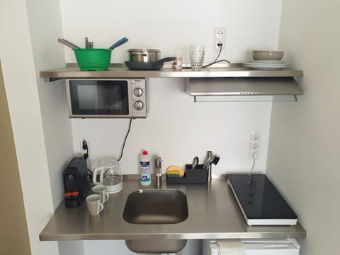 Double Room | Private kitchenette | Fridge, microwave, stovetop, dishwasher