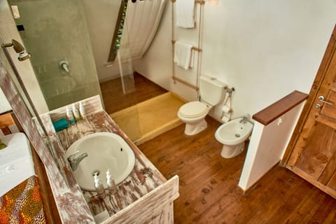 Junior Studio Suite, Pool View, Tower | Bathroom | Shower, rainfall showerhead, designer toiletries, hair dryer