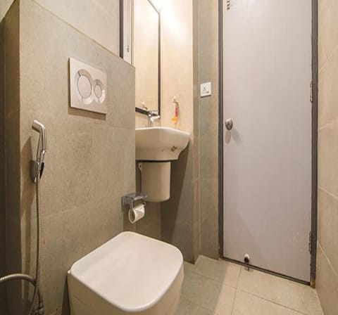 Deluxe Room | Bathroom | Shower, rainfall showerhead, free toiletries, towels