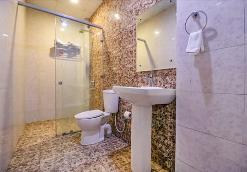 Deluxe Room | Bathroom | Shower, rainfall showerhead, free toiletries, towels