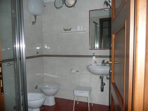 Deluxe Quadruple Room | Bathroom | Hair dryer, bidet, towels