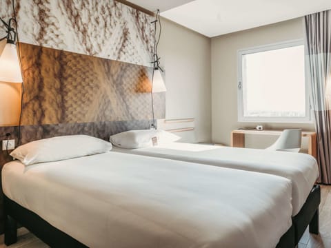 Standard Room, 2 Twin Beds | Premium bedding, desk, soundproofing, iron/ironing board