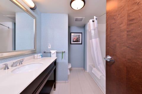 Combined shower/tub, hydromassage showerhead, towels