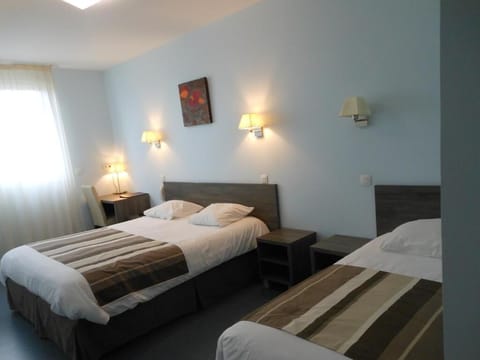 Family Triple Room | Desk, laptop workspace, blackout drapes, soundproofing