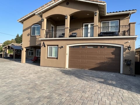 Main house with 4 bedrooms, 3 baths, 2 sleeper sofas and a Murphy bed. Covered hot tub, BBQs and hibachi grill