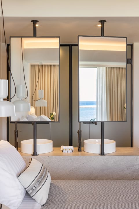 Design Double or Twin Room | Bathroom | Shower, rainfall showerhead, free toiletries, hair dryer