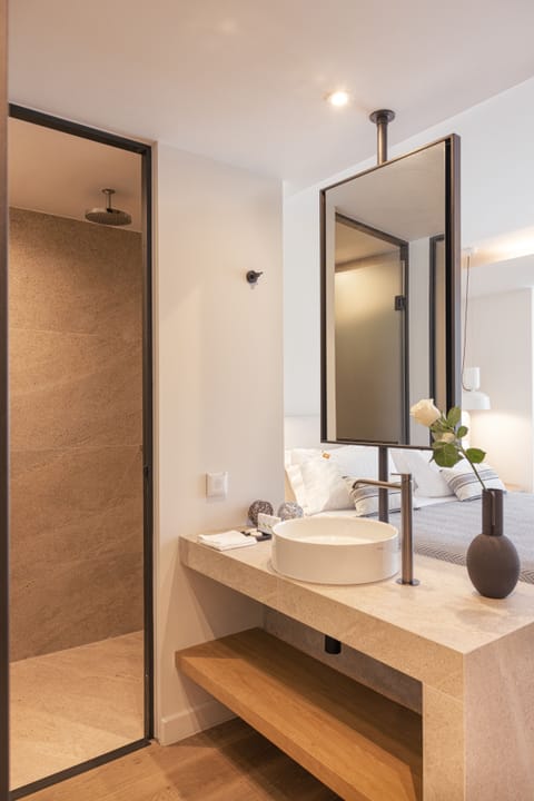 Design Double or Twin Room | Premium bedding, memory foam beds, in-room safe, desk