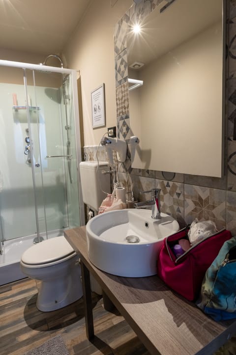 Superior Triple Room | Bathroom | Shower, rainfall showerhead, hair dryer, towels